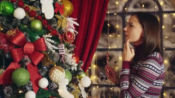 Mulher Decorando Árvore Natal Casa Durante Período Natal Tiro Médio — Vídeo de Stock
