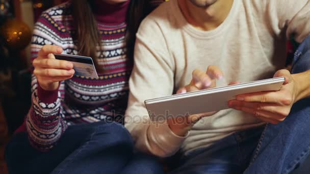 Compras Navideñas Línea Feliz Joven Hombre Mujer Con Tableta Digital — Vídeo de stock