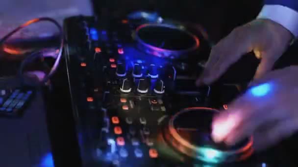 DJ играет на пульте в ночном клубе — стоковое видео