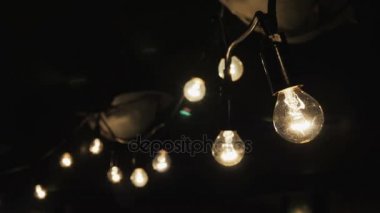 Dekoratif dize ışıkları asmak ve açık havada geceleri parlayan