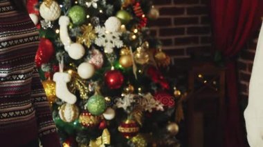 Noel hediye kutusu almak ve vermekle eller