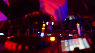 Gece kulübündeki uzaktan kumanda üzerinde çalışan DJ 'lerin yakın çekimi..