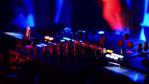 Gece kulübündeki uzaktan kumanda üzerinde çalışan DJ 'lerin yakın çekimi.. — Stok video