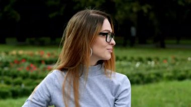 Düşünceli kız, kız öğrenci ya da serbest çalışan kadın portresi. Kadın gözlüklerini çıkarıp kameraya bakıyor.