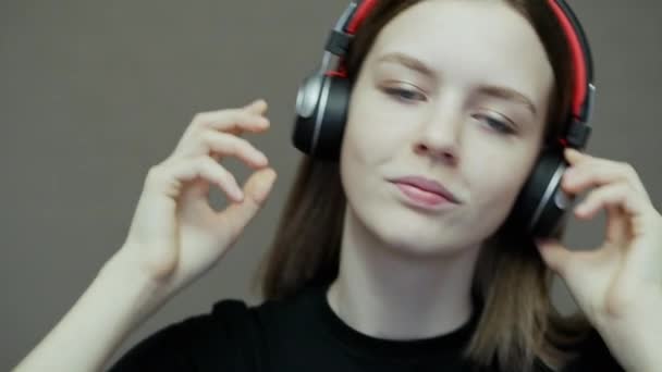 Close-up retrato de adolescente coloca em fones de ouvido sem fio e desfrutar de música, dança — Vídeo de Stock
