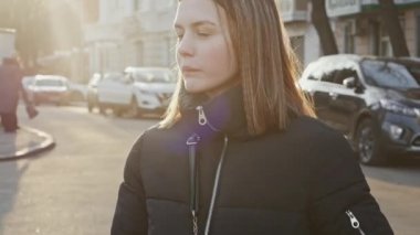 Günbatımında açık havada genç bir kızın yavaş çekim portresi.