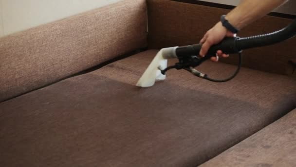 Primer plano del limpiador limpia el sofá y elimina la suciedad, servicio de limpieza profesional — Vídeos de Stock