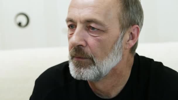 Middle-aged man with gray beard smiles at the camera, close-up — 图库视频影像