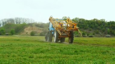 Traktör tarladaki işini bitirdi ve gün batımında kırsal bir yol boyunca uzaktaki bir yere gitti.