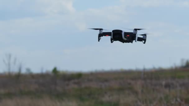 Quadricottero che vola in cielo la sera, scansione campo agrario . — Video Stock