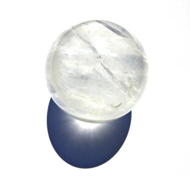 Quartz topu Crystal Gemstone Şeffaf. Beyaz arkaplanda izole.