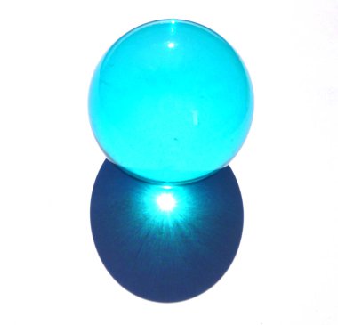 Quartz topu Crystal Gemstone Şeffaf. Beyaz arkaplanda izole.