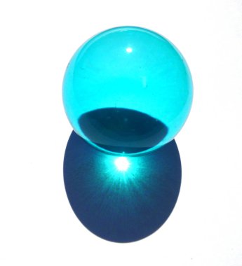 Quartz topu Crystal Gemstone Şeffaf. Beyaz arkaplanda izole.