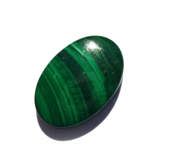 Malachit. grün mit Schichten runden Edelsteins. glänzend, vielschichtig. isoliert auf weißem Hintergrund — Stockfoto