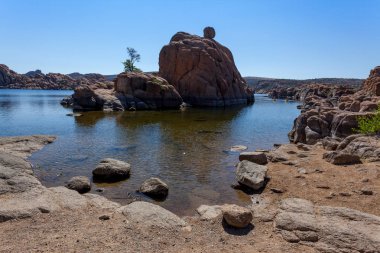 Watson Gölü, kıyı ve kaya oluşumları