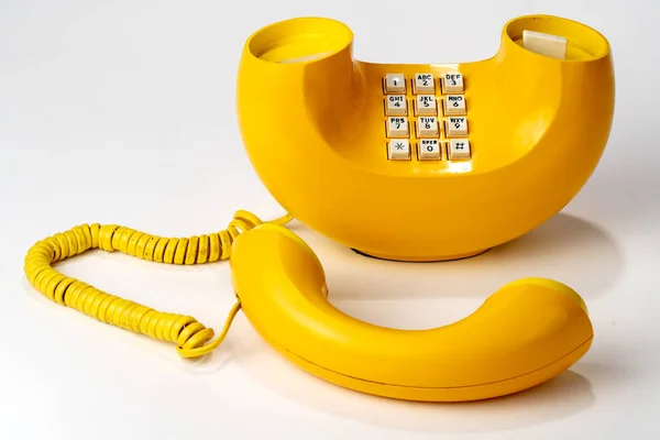 Gamla Retro telefon, gul, tryckknapp dialer — Stockfoto