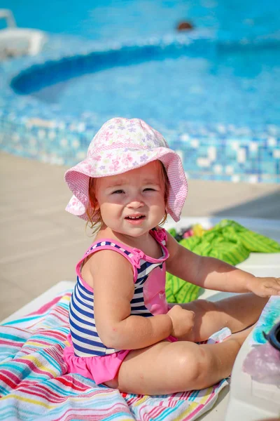 Bébé fille jouer près de la piscine — Photo
