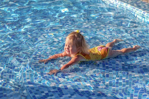 Niña jugando en la piscina — Foto de Stock