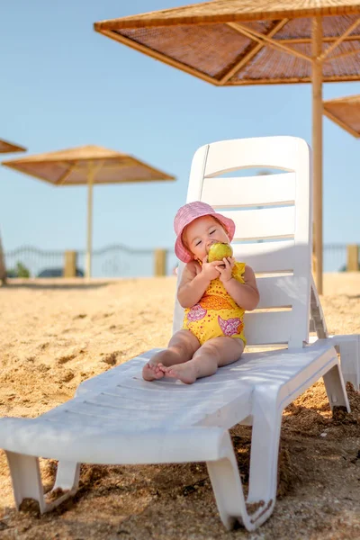Petite fille bébé sur la plage — Photo