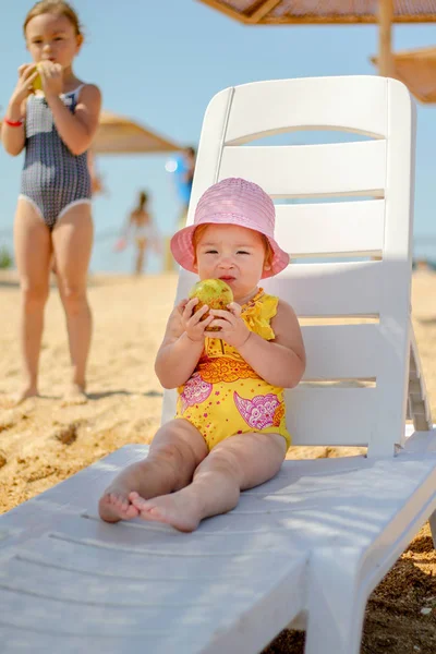Petite fille bébé avec petite sœur sur la plage — Photo