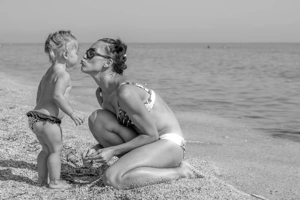 Petite fille bébé avec mère sur la plage — Photo