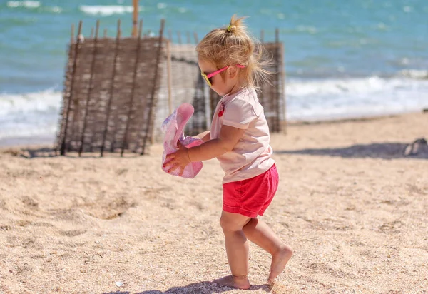 Petite fille bébé sur la plage — Photo