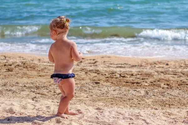 Küçük bebek kız sahilde