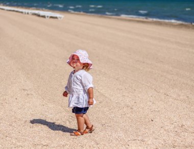 Küçük bebek kız sahilde