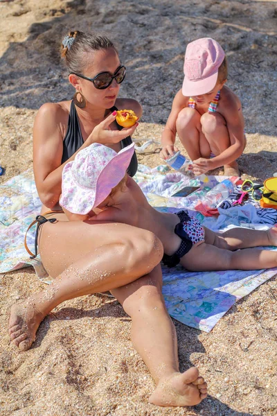 Petite fille avec mère et petite sœur sur la plage — Photo