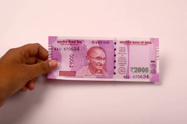 Nová indická měna na 9 listopadu 2016, zveřejnit, držící bankovky v ruce žena, nové měny 2000 Rupie poznámku — Stock fotografie