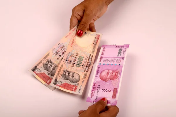 Yeni Hint para birimi para birimi notlar kadın elinde, yeni para birimi 2000 rupi holding 9 Kasım 2016 üzerinde yayımlamak — Stok fotoğraf