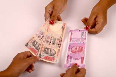 Yeni Hint para birimi para birimi notlar kadın elinde, yeni para birimi 2000 rupi holding 9 Kasım 2016 üzerinde yayımlamak