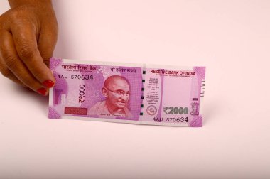 Yeni Hint para birimi para birimi notlar kadın elinde, yeni para birimi 2000 rupi holding 9 Kasım 2016 üzerinde yayımlamak