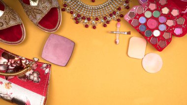 Düğün mücevherleri ve ayakkabılar, arka planda güzel aksesuarlar. Üst görünüm, metin için boşluk.                   