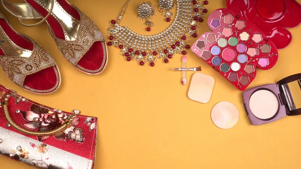 Düğün mücevherleri ve ayakkabılar, arka planda güzel aksesuarlar. Üst görünüm, metin için boşluk.                   