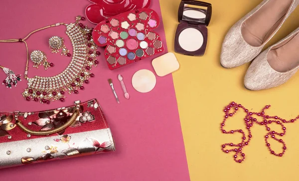 Düğün mücevherleri ve ayakkabılar, arka planda güzel aksesuarlar. Üst görünüm, metin için boşluk.                   