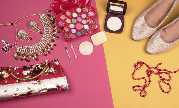 Свадебные свадебные украшения и обувь, составляют аксессуары на красивом фоне. Вид сверху, пространство для текста
.                   