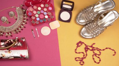 Düğün mücevherleri ve ayakkabılar, arka planda güzel aksesuarlar. Üst görünüm, metin için boşluk.                   