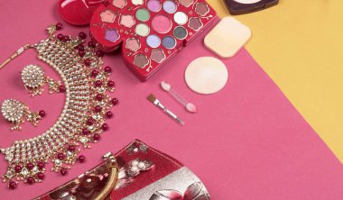 Düğün mücevherleri ve ayakkabılar, arka planda güzel aksesuarlar. Üst görünüm, metin için boşluk.                   