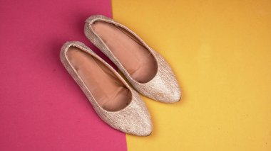 Düğün sandaletleri ya da arka planda güzel ayakkabılar. Moda tarzı kavramı. Düz yatış, Üst Görünüm.