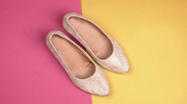 Düğün sandaletleri ya da arka planda güzel ayakkabılar. Moda tarzı kavramı. Düz yatış, Üst Görünüm.