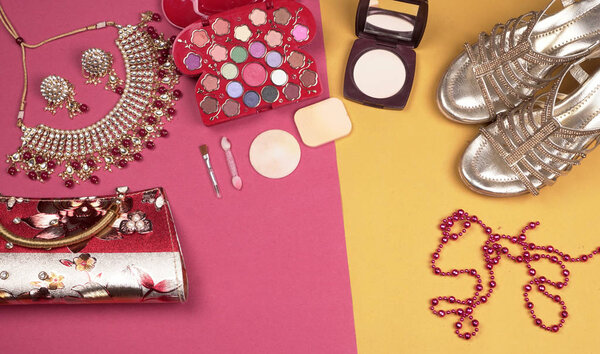 Свадебные свадебные украшения и обувь, составляют аксессуары на красивом фоне. Вид сверху, пространство для текста
.                   