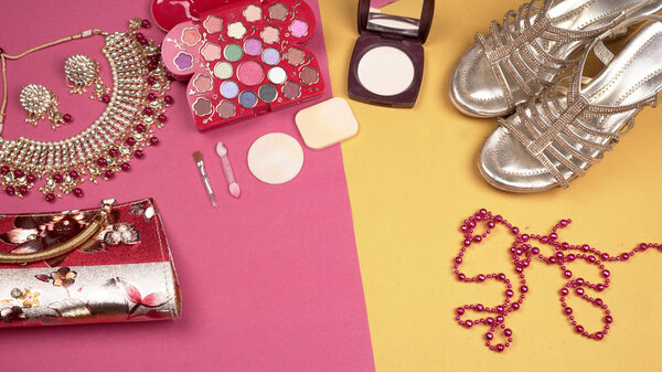 Свадебные свадебные украшения и обувь, составляют аксессуары на красивом фоне. Вид сверху, пространство для текста
.                   