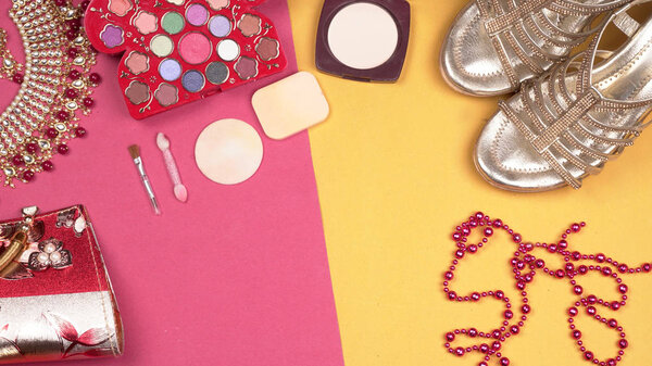 Свадебные свадебные украшения и обувь, составляют аксессуары на красивом фоне. Вид сверху, пространство для текста
.                   