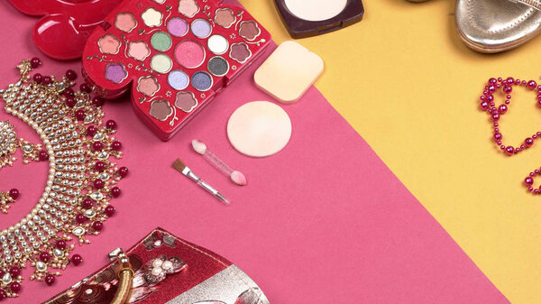 Свадебные свадебные украшения и обувь, составляют аксессуары на красивом фоне. Вид сверху, пространство для текста
.                   