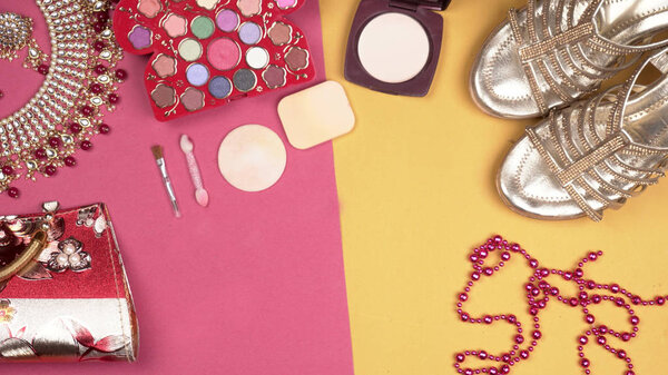 Свадебные свадебные украшения и обувь, составляют аксессуары на красивом фоне. Вид сверху, пространство для текста
.                   