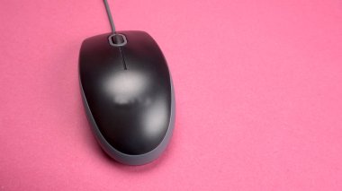 Siyah bilgisayar faresi arka planda izole edildi. Üst görünüm, metin için boşluk.