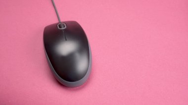 Siyah bilgisayar faresi arka planda izole edildi. Üst görünüm, metin için boşluk.