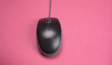 Siyah bilgisayar faresi arka planda izole edildi. Üst görünüm, metin için boşluk.