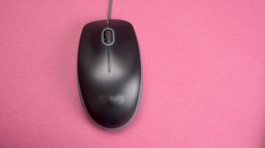 Siyah bilgisayar faresi arka planda izole edildi. Üst görünüm, metin için boşluk.